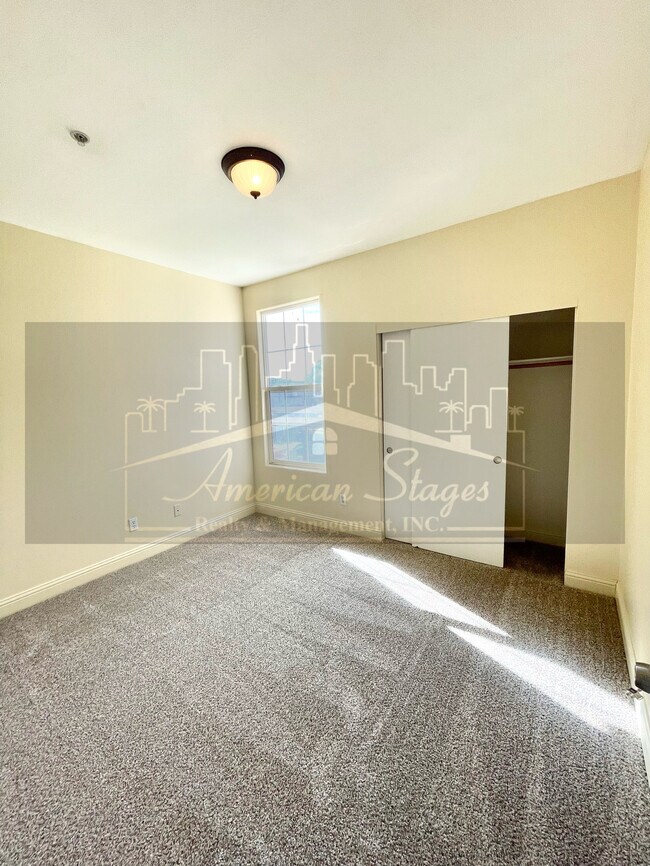 Foto del edificio - 310 E McCoy Ln