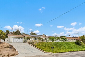 Building Photo - 255 Camino Del Cerro Grande