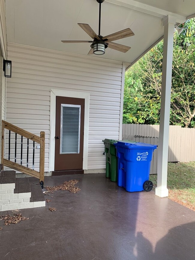 Building Photo - Updated 3 Bedroom, 1 Bath House Close to t...