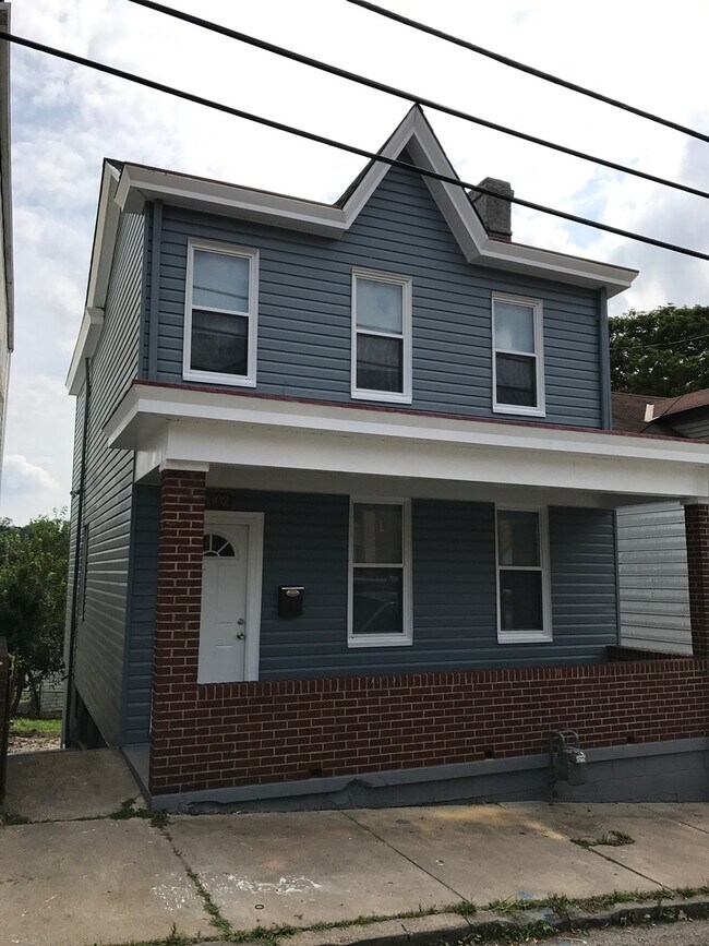 Building Photo - Updated 3 BR 2 Full Bath house w/ Yard!