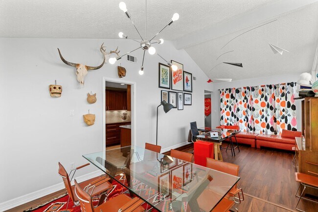 Comedor/oficina con techo alto y mucha luz natural... ¡y un móvil de aviones de papel! - 1178 Bournewood Dr