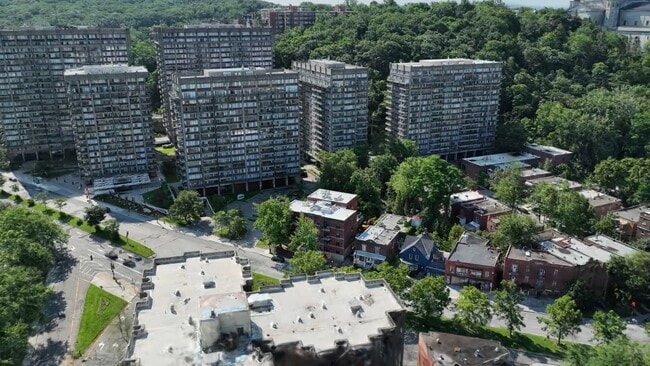  - 4900 Ch De La Côte-Des-Neiges