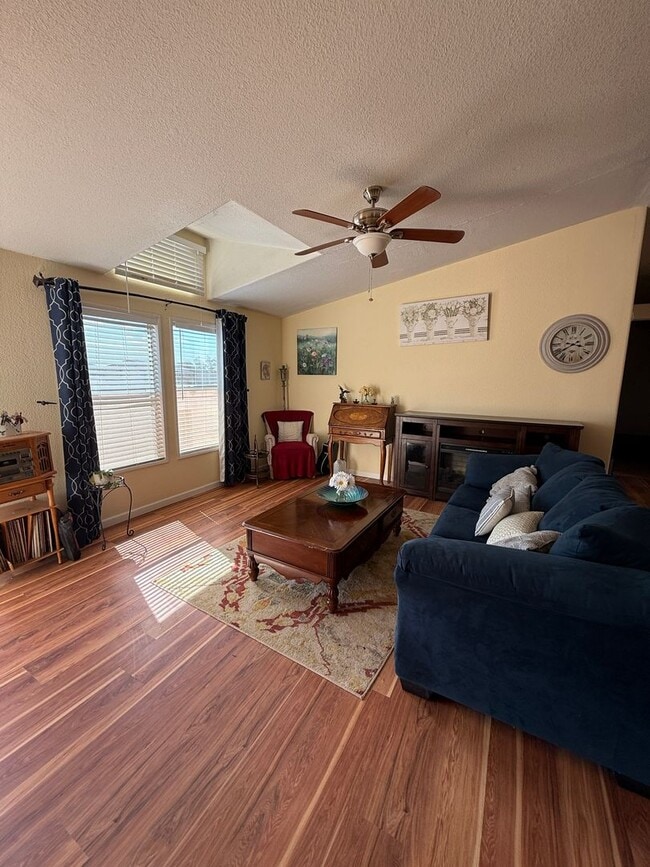 Building Photo - Charming 3-bedroom, 2-bathroom manufacture...