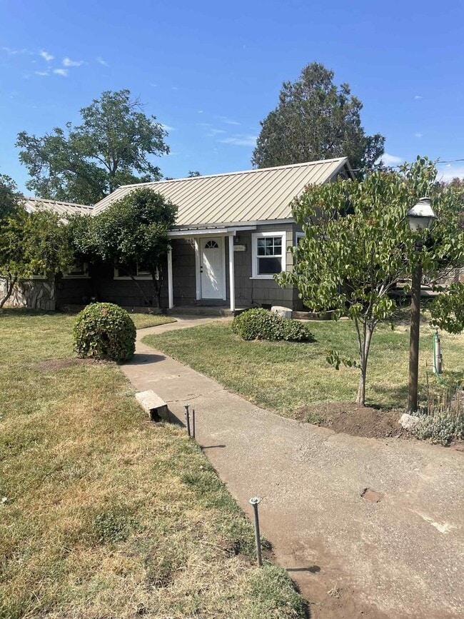 Building Photo - Charming 2 Bedroom Home with Spacious Yard...