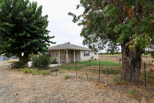 Building Photo - Charming Country Home with Modern Updates ...