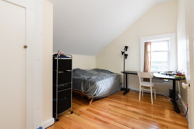 Building Photo - 10 Trowbridge St