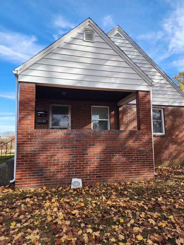 Foto principal - 4 bedroom 2 bath w/2 car detached garage