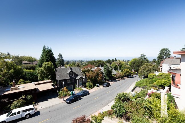 Building Photo - 2031 Los Angeles Ave
