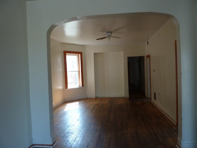 Building Photo - 1542 N Avers Ave