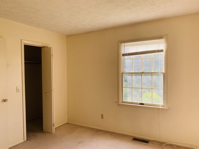 Building Photo - 385 Drews Ln