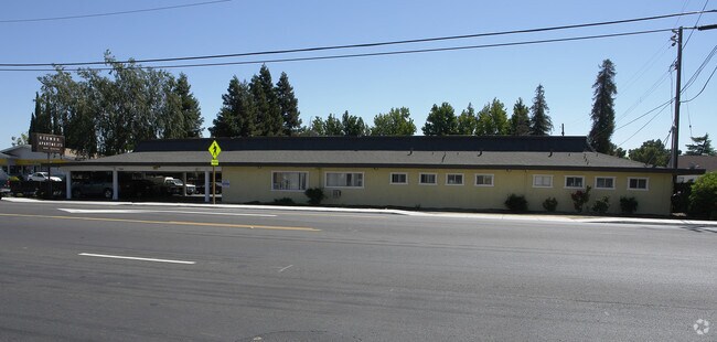 Building Photo - The Redwood Apartments