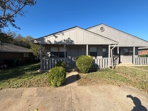 Building Photo - 1104-1106 Suburban Dr