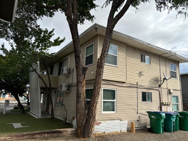 Foto del edificio - 590 Denslowe Dr