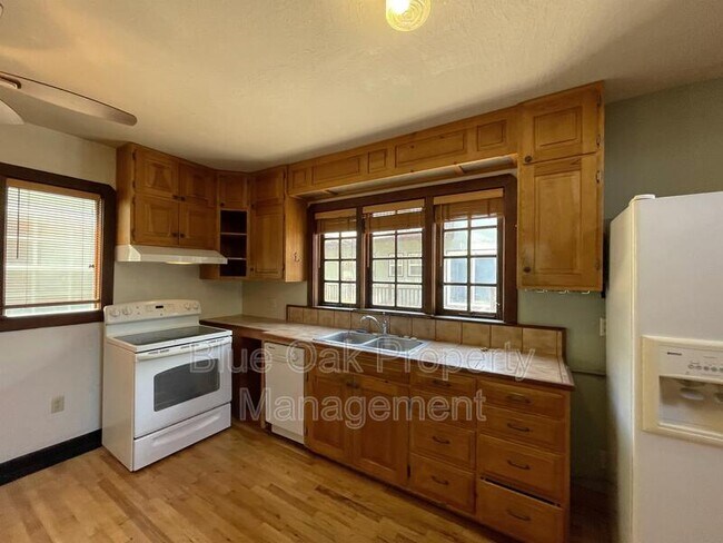Foto del edificio - 687 E 8th St
