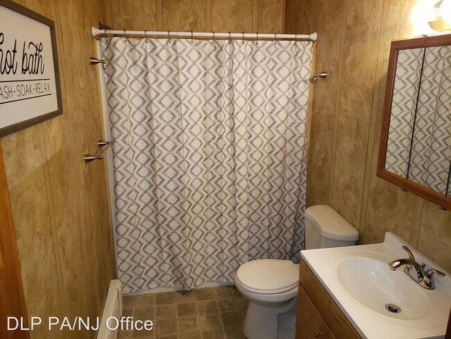 Building Photo - 1 br, 1 bath Apartment - 592 Main Street