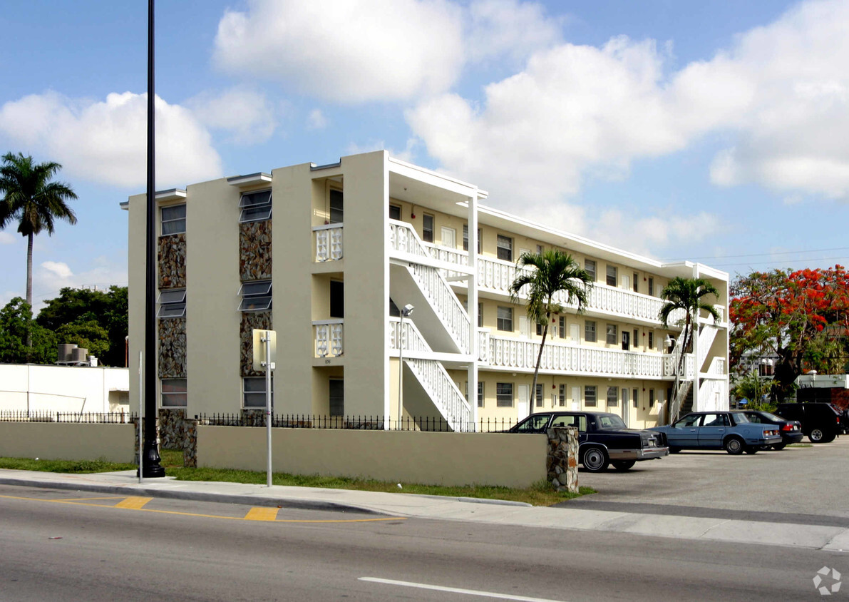 Building Photo - 835 SW 1st St