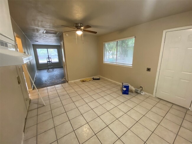 Building Photo - 1412 Oakwood Dr