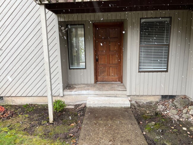 Building Photo - Spacious lower unit in refurbished duplex