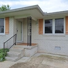 Building Photo - 418 Sam Houston Dr