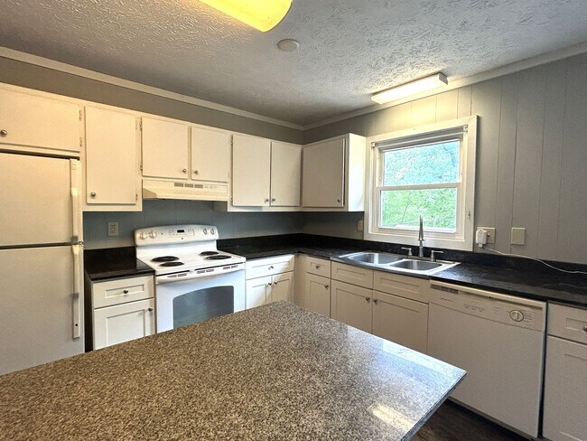 Foto del edificio - Three-Bedroom Upper Duplex Near Downtown B...