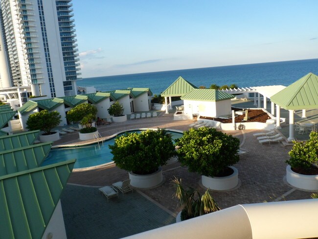 Building Photo - 16711 Collins Ave