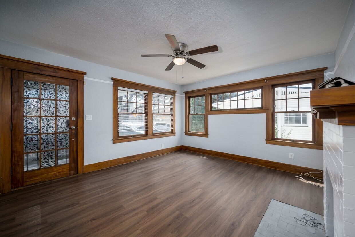 Foto principal - Historical 2 Bed 1 Bath House with large o...