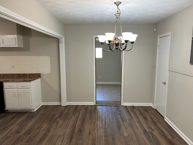 Foto del edificio - 8267 Oakbrook Dr