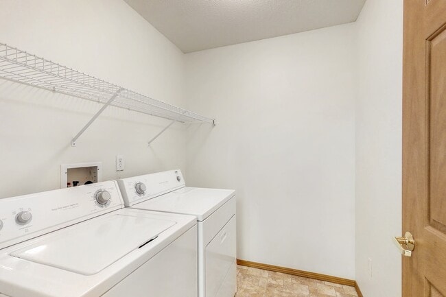 Building Photo - Platinum Valley Apartments