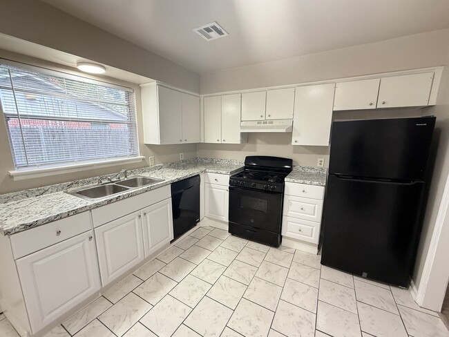 Building Photo - 3 Bedroom 1.5 bathroom duplex home