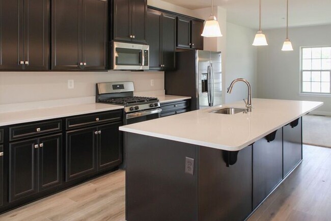 Foto del edificio - New Construction 3-Level Townhome w/ High-...