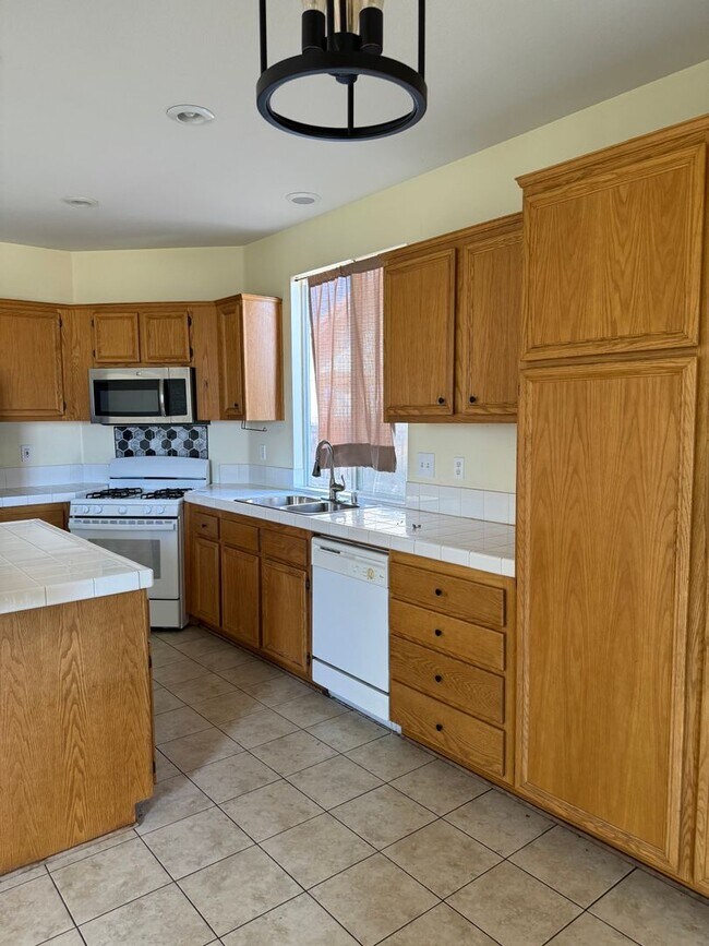 Foto del edificio - Beautiful 4 bedroom home soon available for rent!