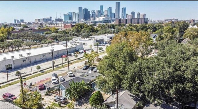 Foto del edificio - 305 N Ennis St