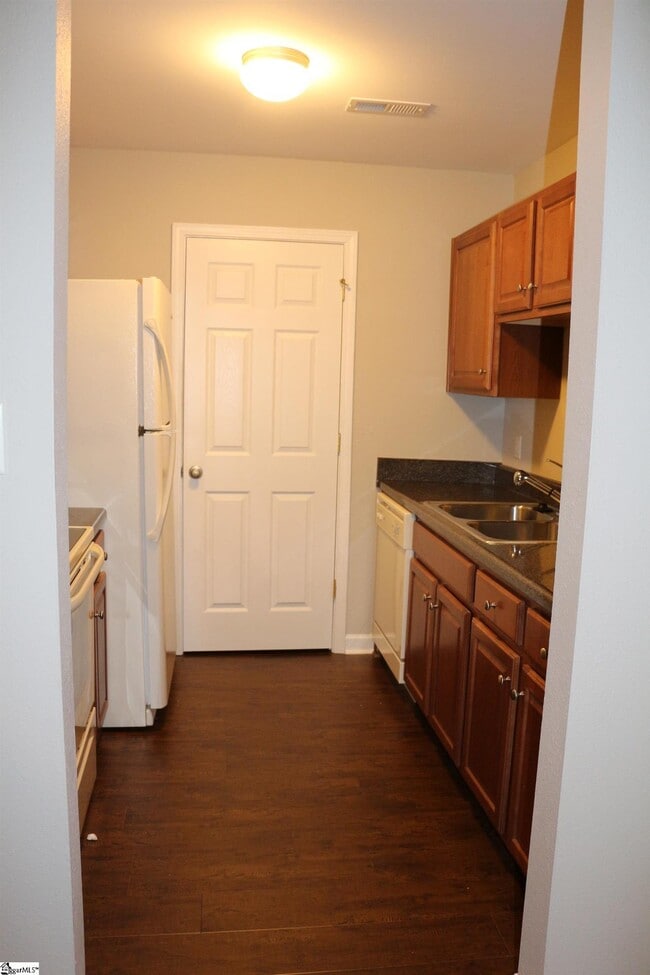 Building Photo - 114 Silver Brook Dr
