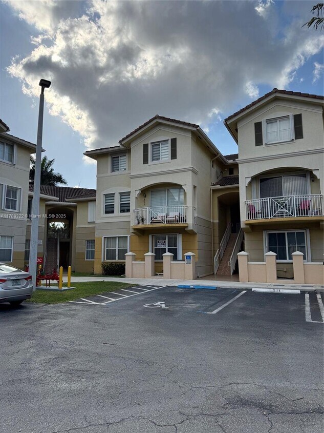 Foto principal - 8912 W Flagler St