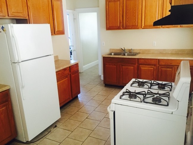 Kitchen - 479-383 Broad St