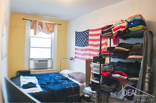 Building Photo - Spacious and bright Williamsburg 3BR