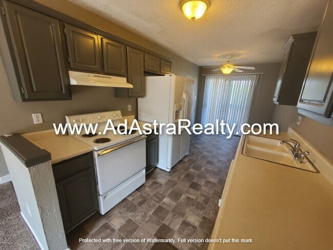 Building Photo - Affordable Platte City Duplex-Available NOW!!