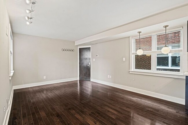 Building Photo - Captivating 2 Bedroom Unit in Capitol Hill...