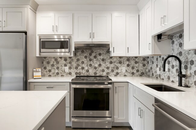Building Photo - Updated One Bedroom in Great Cap Hill Location