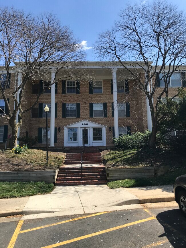 Foto del edificio - 7661 Provincial Dr