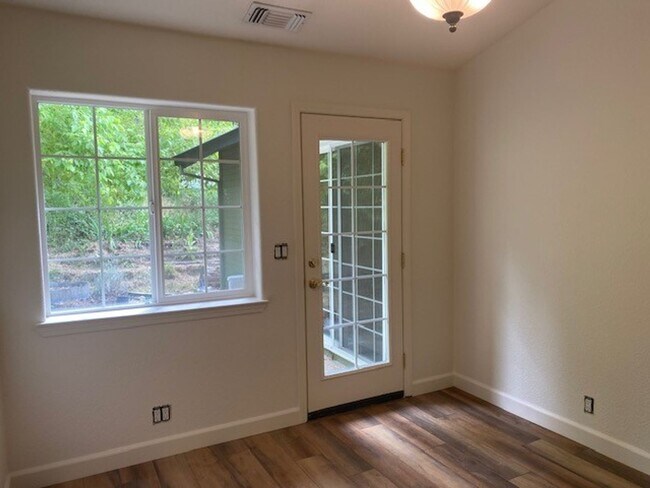 Building Photo - Well Maintained Home in Desirable Grass Va...