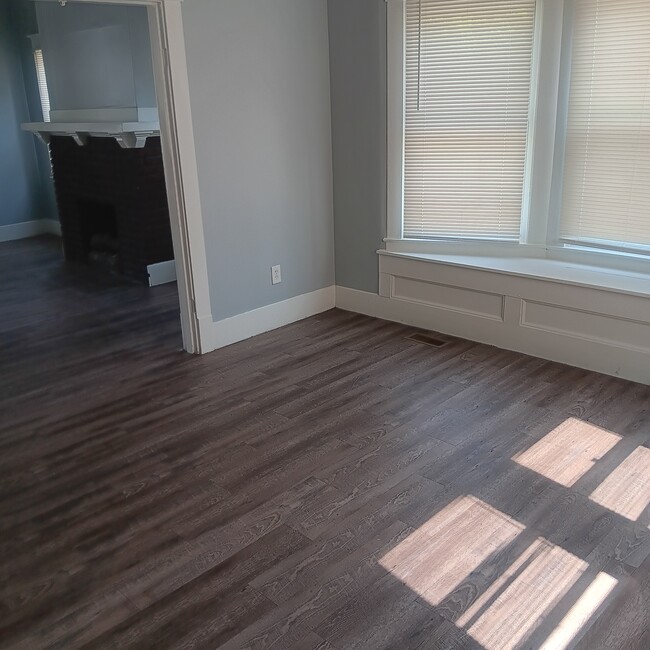 Building Photo - 613 N 39th St