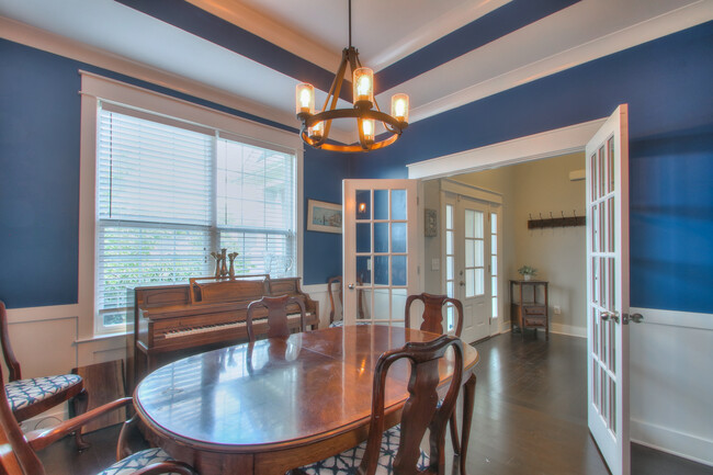 Building Photo - 1113 Camden Cir