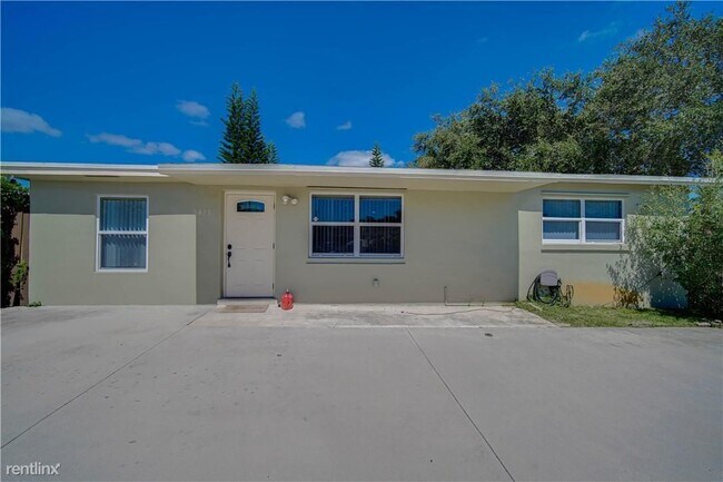 Foto del edificio - 4 br, 1.5 bath House - 9413 SW 51st Pl