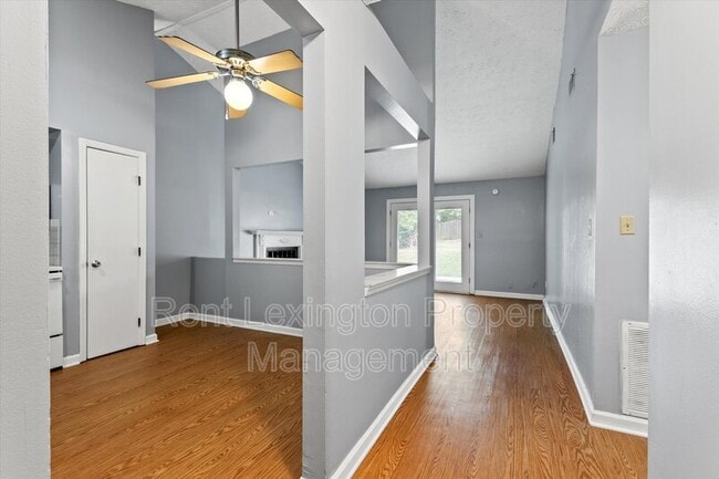 Photo - 3340 Featherston Dr House