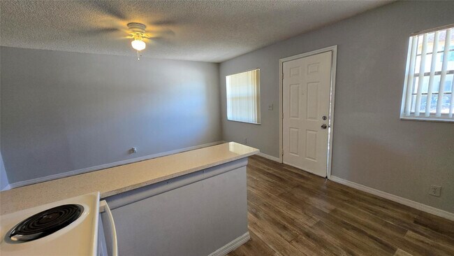 Foto del edificio - 416 Lakeside Dr