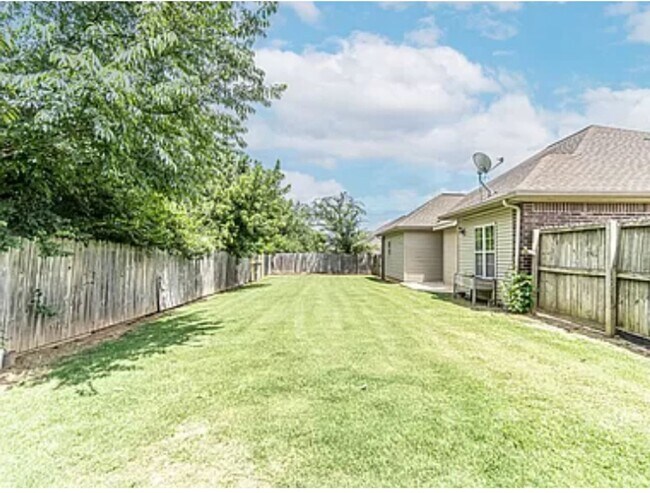 Building Photo - House for Rent- Fayetteville AR- 3 BEDROOM...