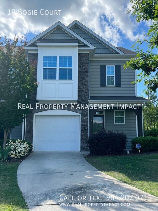 Primary Photo - 3 Bedroom 2 Bath End Townhome located in Q...