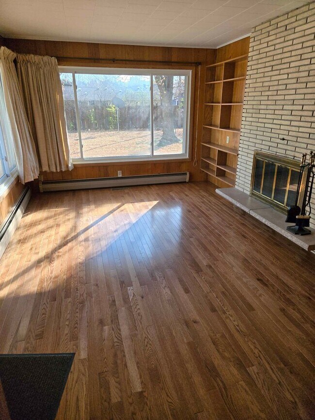 Building Photo - 237 W Tyler Ave