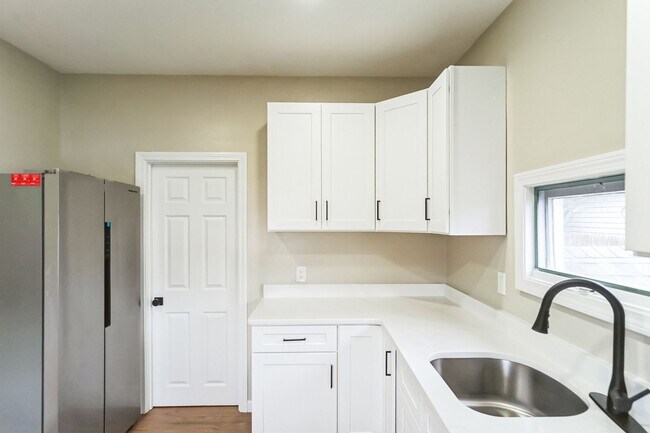 Building Photo - Completely Renovated Studio in Pawtucket